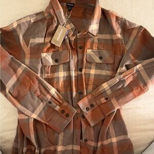 NWT Patagonia Women’s plaid shirt